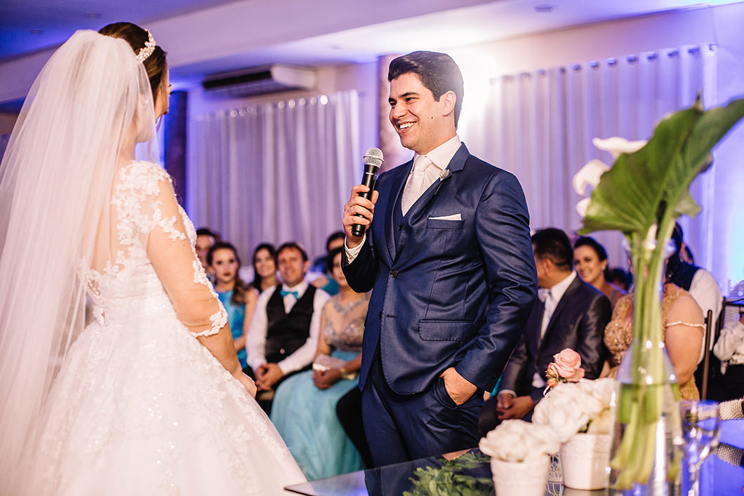 Foto dos noivos se  olhando apaixonados em Maringá-PR