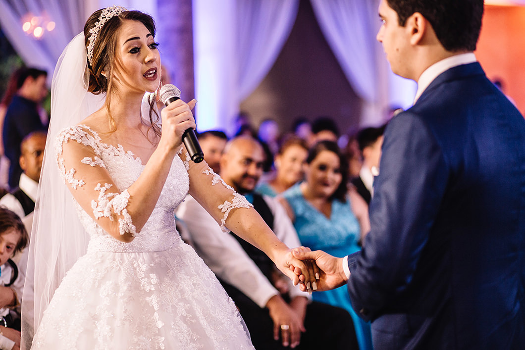 Noiva cantando para o Noivo em casamento noturno em Maringá-PR