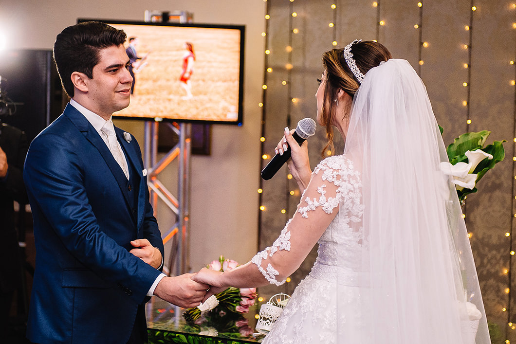 foto do noivo emocionado vendo ouvindo a noiva cantar para ele