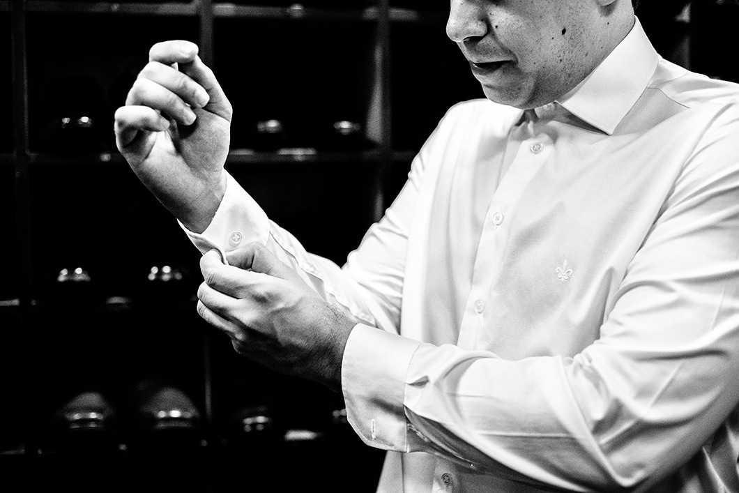 Fotografia do noivo se arrumando para o casamento 