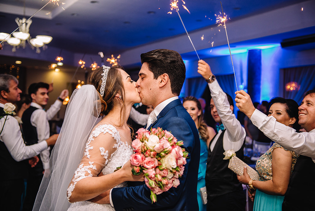 Noivos beijando durante festa de casamento foto de Rickardo Andrade