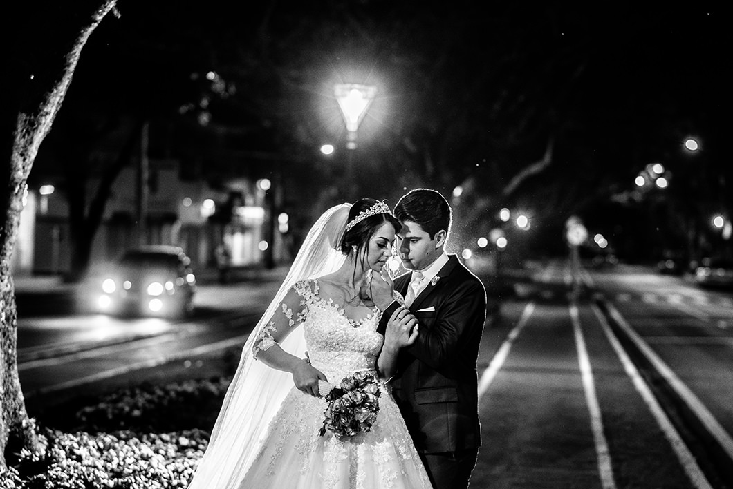 Fotografia dos noivos feita na rua em maringá-PR