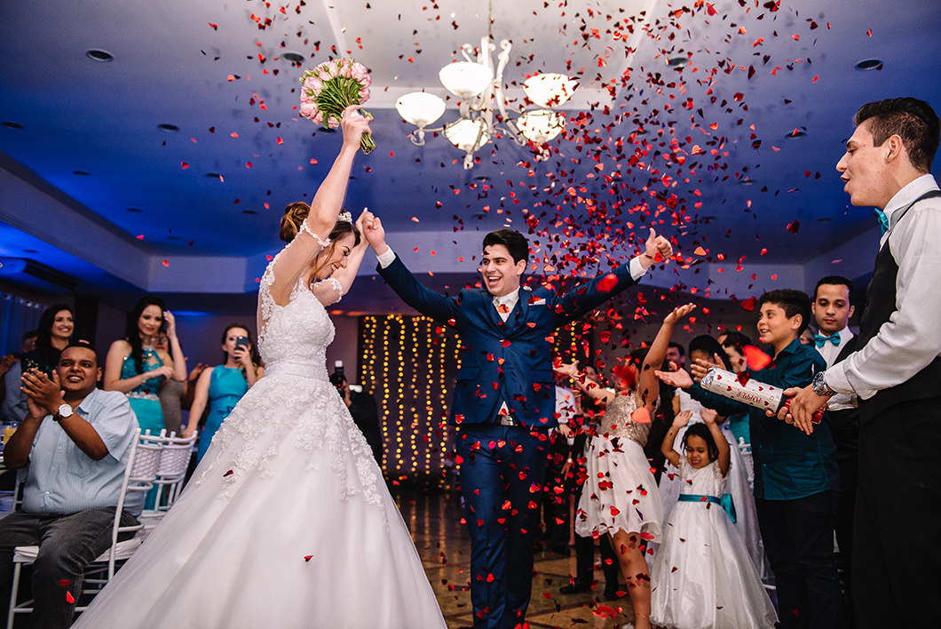 Fotografia de Casamento com noivos comemorando 