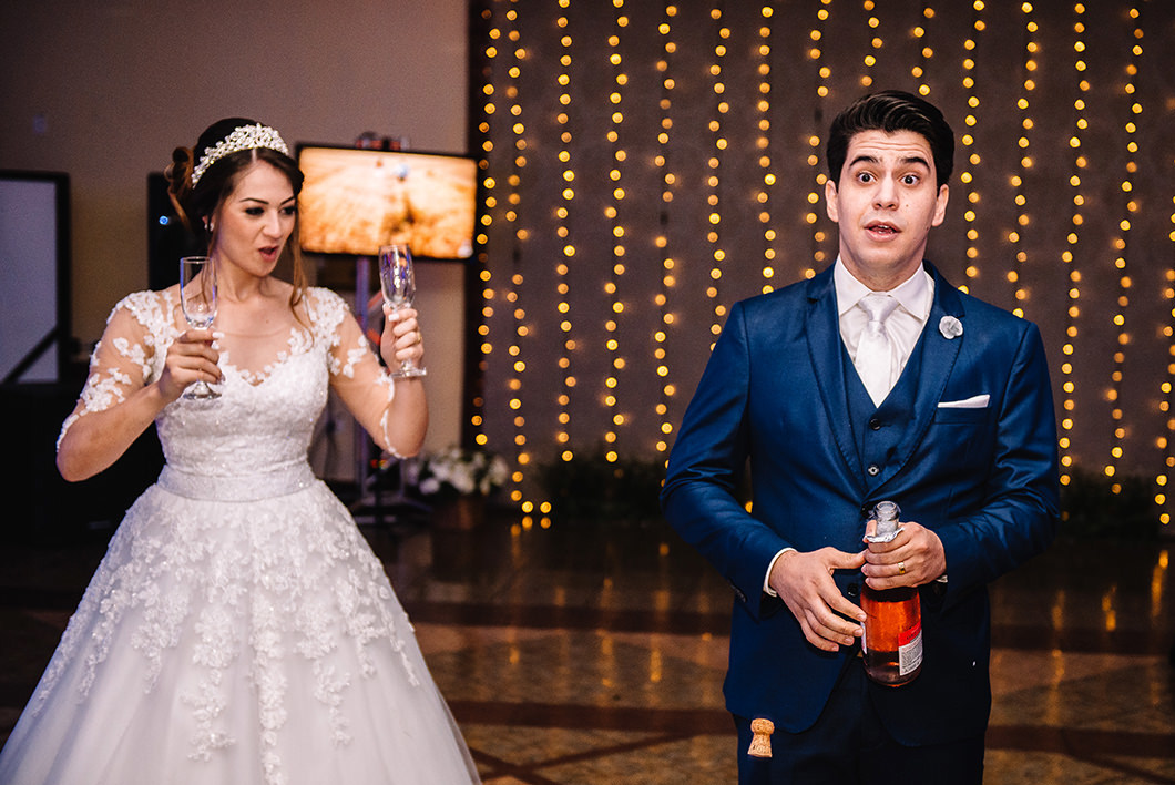 Foto  do noivo estourando a champanhe 