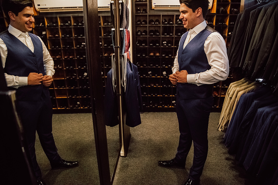 Noivo se vestindo na Loja Homens S.A em Avenida Center MAringá