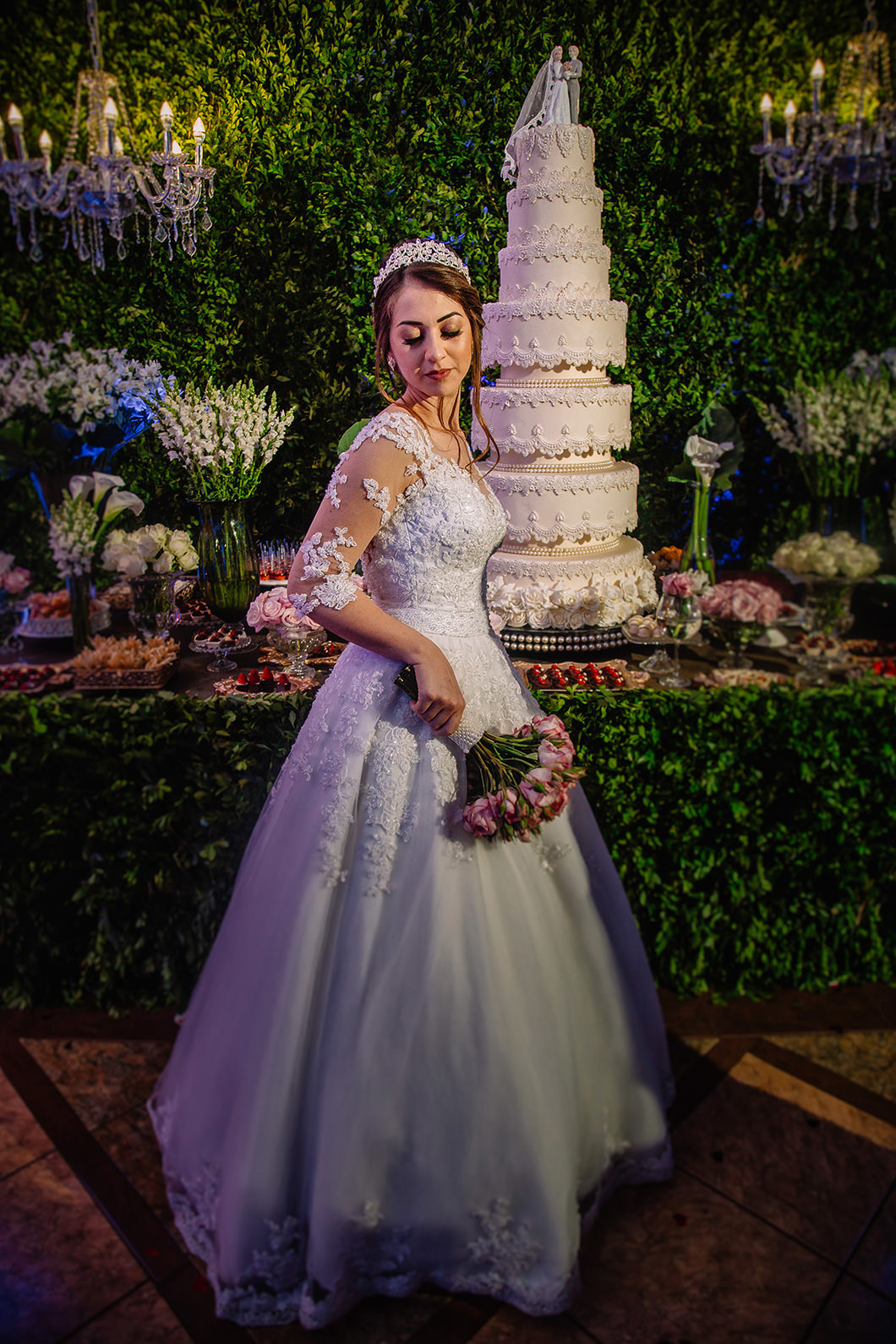 Foto da noiva na mesa de doces em Casamento Noturno em Maringá-PR