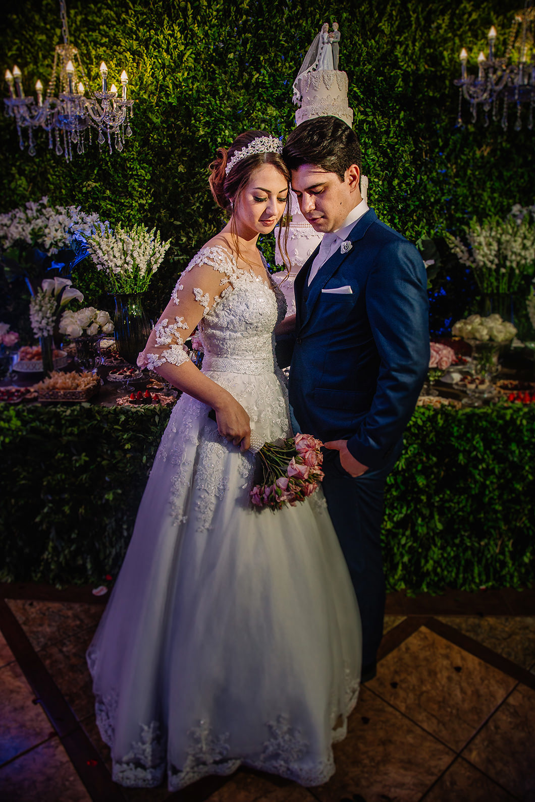 Fotografia de casamento casal na mesa de doces de Rickardo Andrade