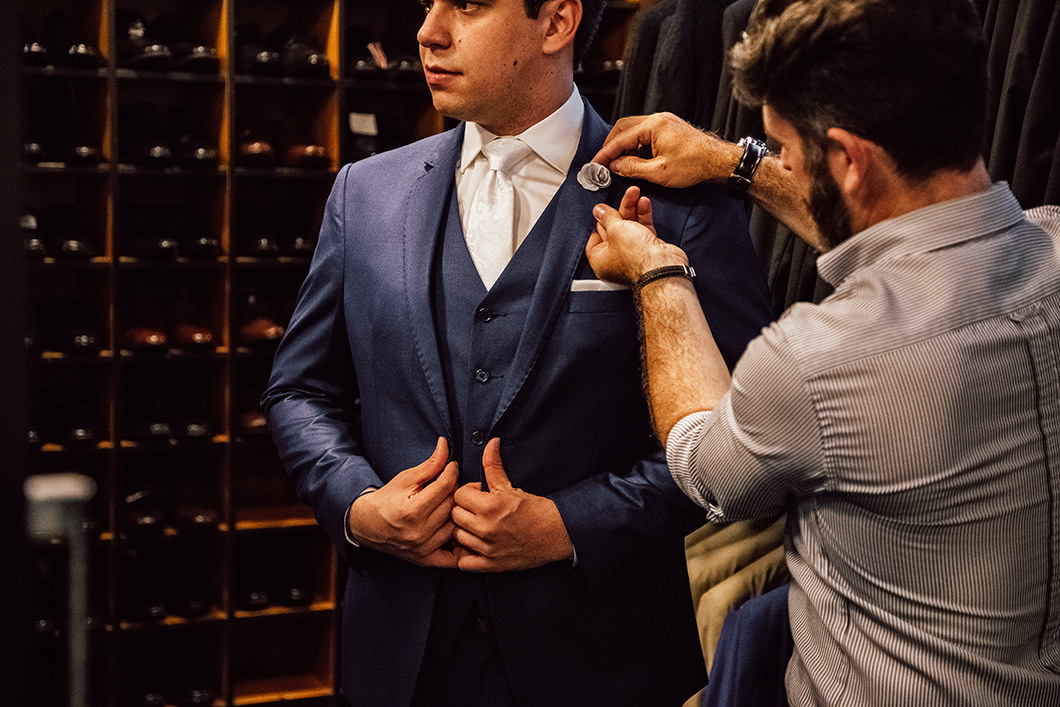 Foto dos detalhes do terno azul amrinho do noivo casamento noturno 