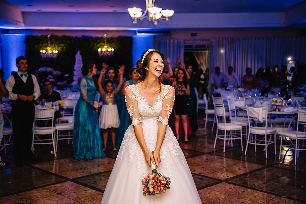 Momento da noiva jogar o buque em Casamento Noturno em Maringá-PR
