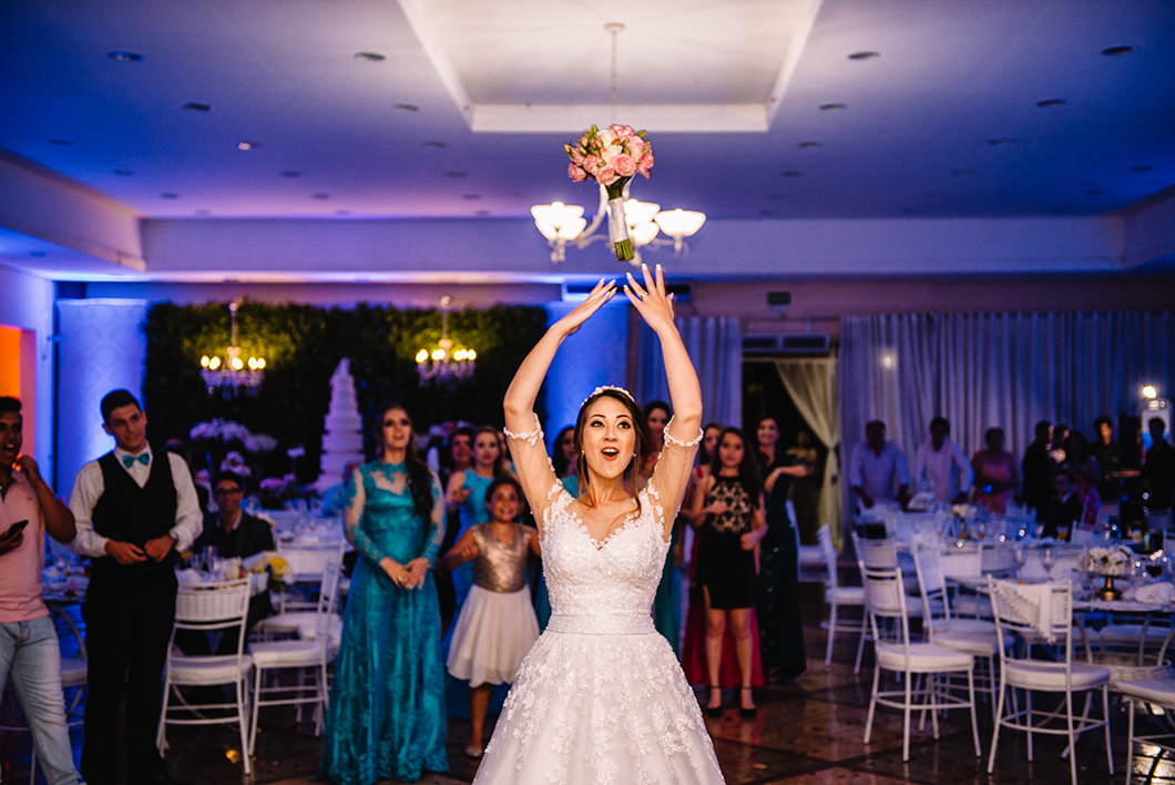 Foto da noiva jogando o buque em Mandacaru eventos 