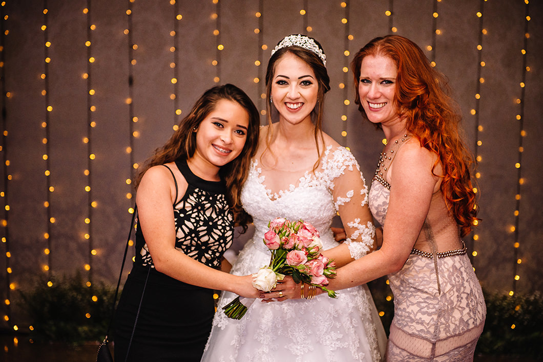 convidadas de casamento que pegaram o buque da noiva 