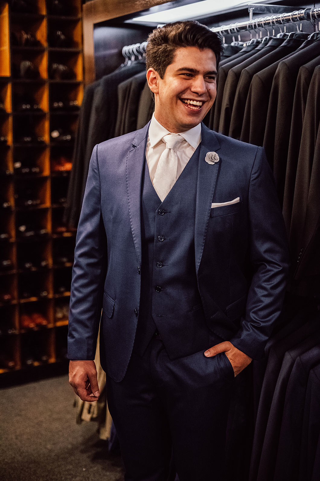 Rickardo Andrade fotografo de Casamento fotografando o noivo com terno Azul marinho 