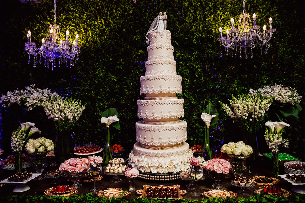 Decoração da mesa de doces com bolo de torre 