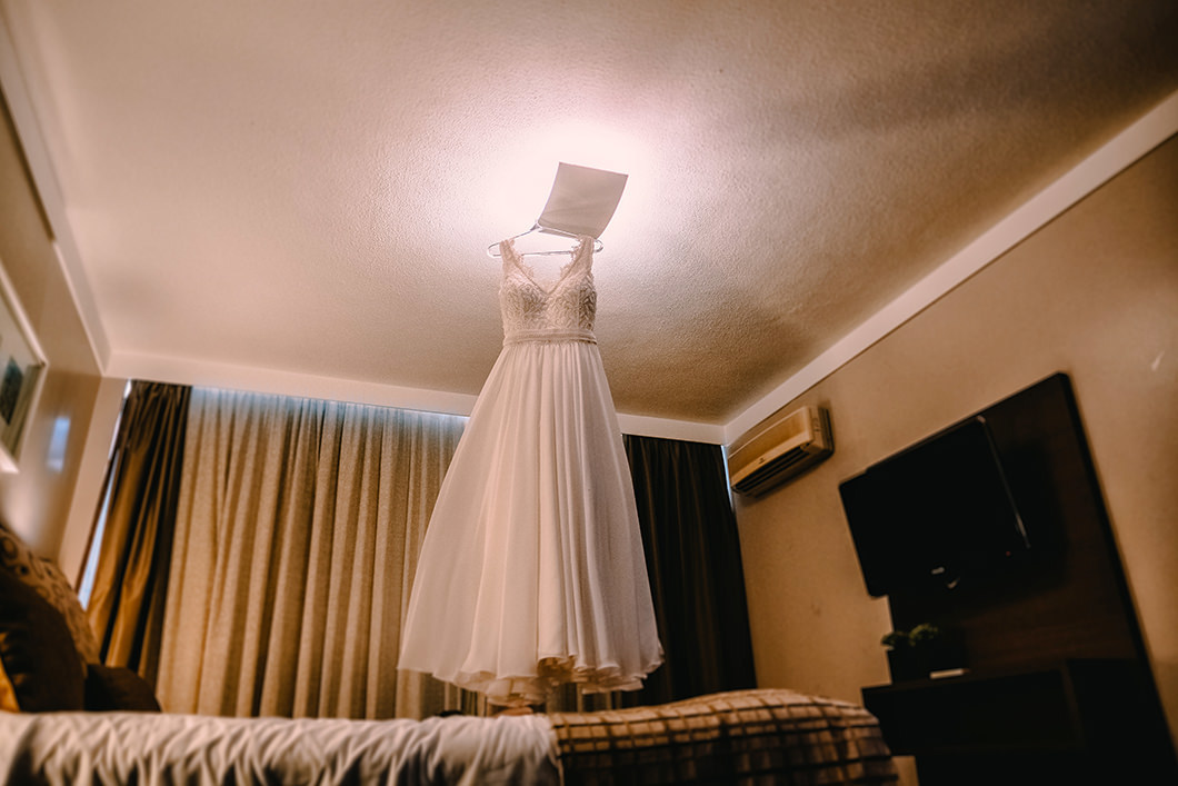 Fotografia de casamento foto do vestido da noiva em making of no hotel deville maringá