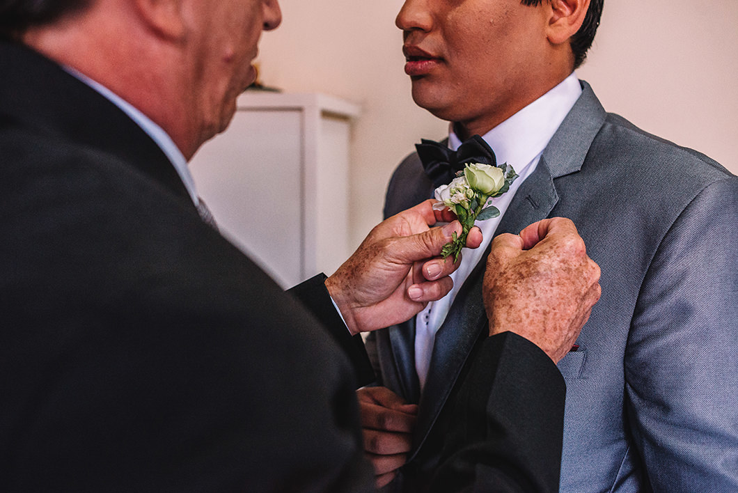 Making of do noivo detalhes do terno cinza do noivo