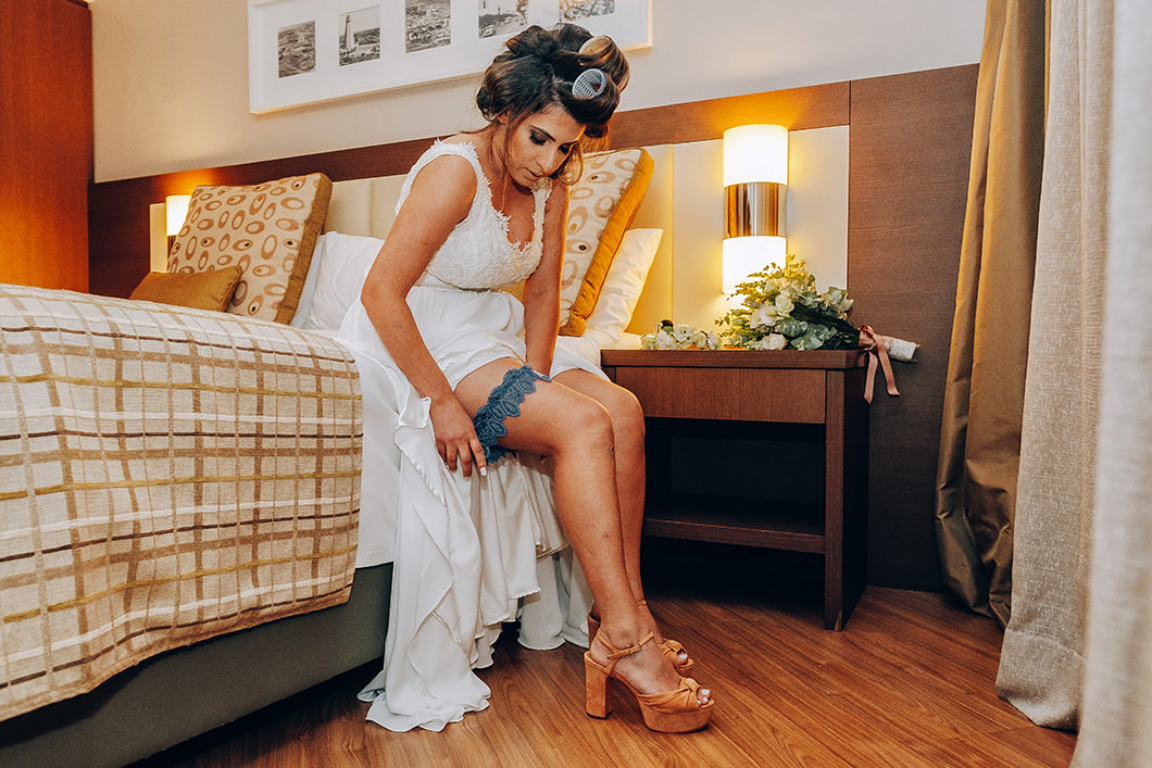 foto de tradição da noiva usar algo azul no casamento 