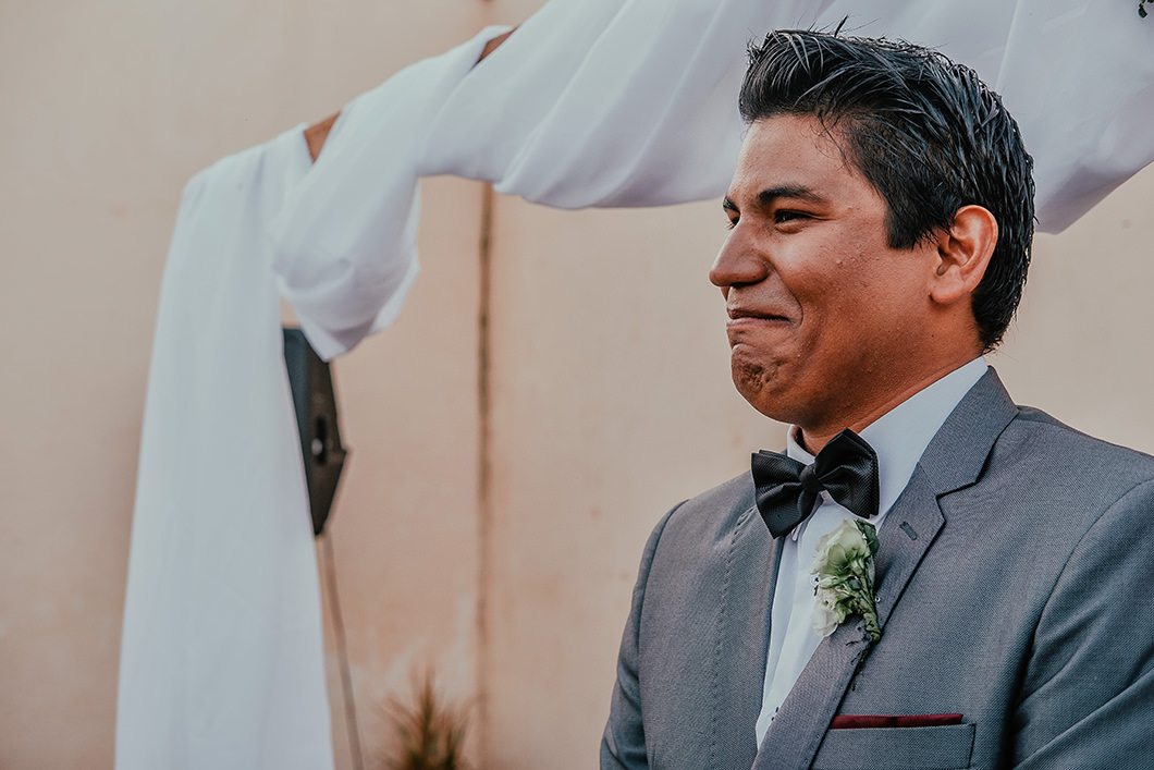 foto do noivo chorando em cerimonia de casamento 