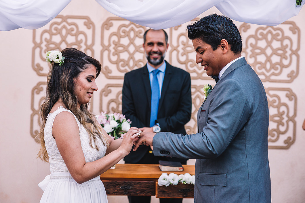 Troca de alianças em Casamento ao ar livre em chacara 