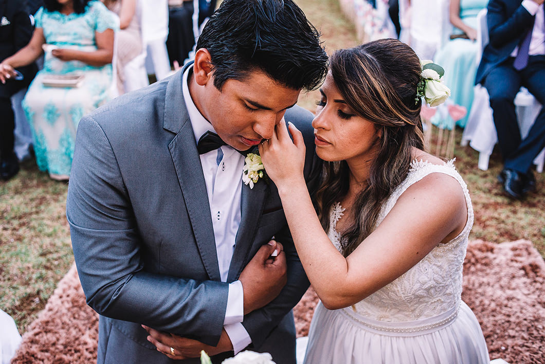 Foto de detalhes dos noivos emocionados em cerimonia de casamento de dia 