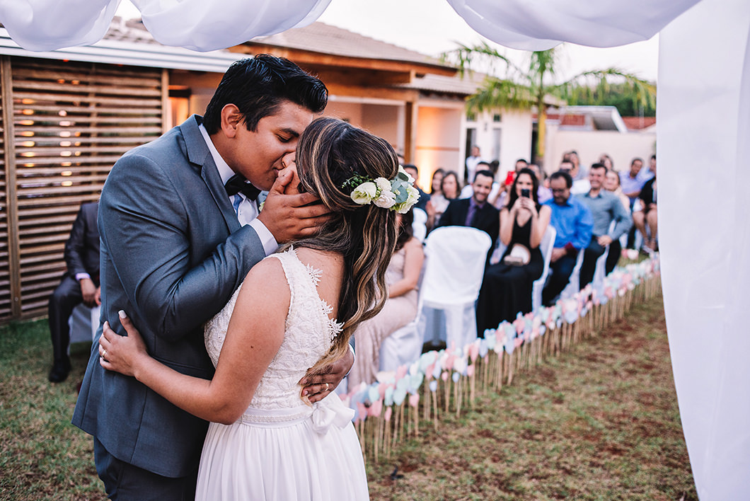 Fotografia de casamento foto do beijo dos noivos 