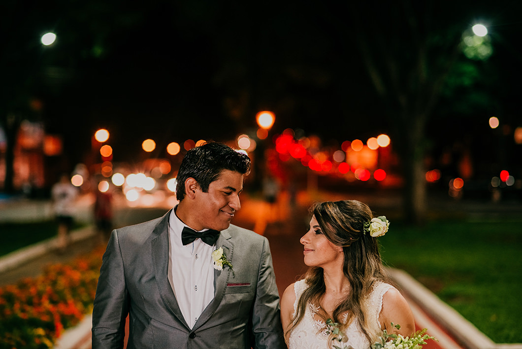 Fotos dos noivos em intervalo de casamento feita da rua em Maringá-PR