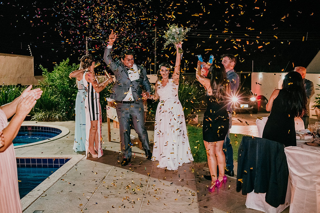 Foto divertida dos noivos entrando em Jantar de Casamento 