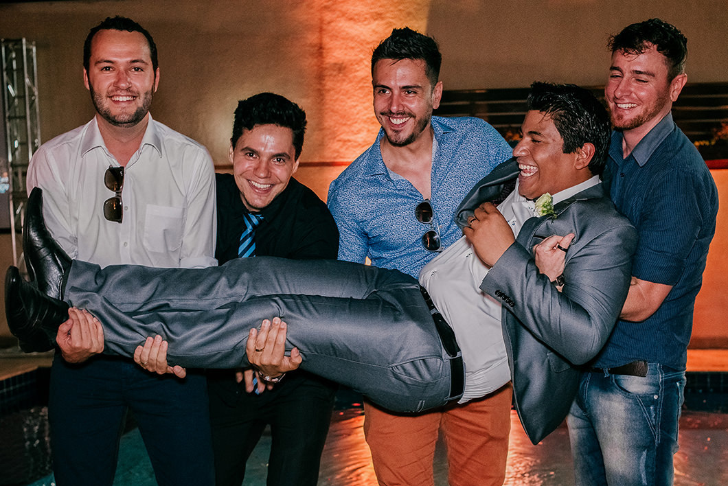 Foto dos amigos do noivo zuando com o noivo 
