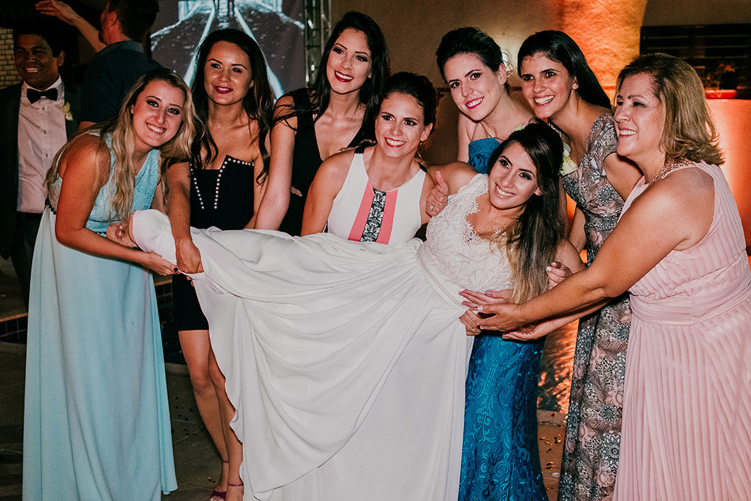 Foto de casamento foto divertida das amigas carregando a noiva 