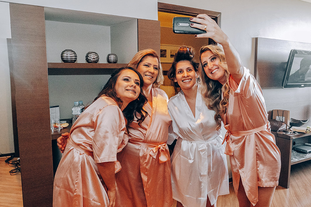 Foto da selfie da noiva com as amigas no making of 