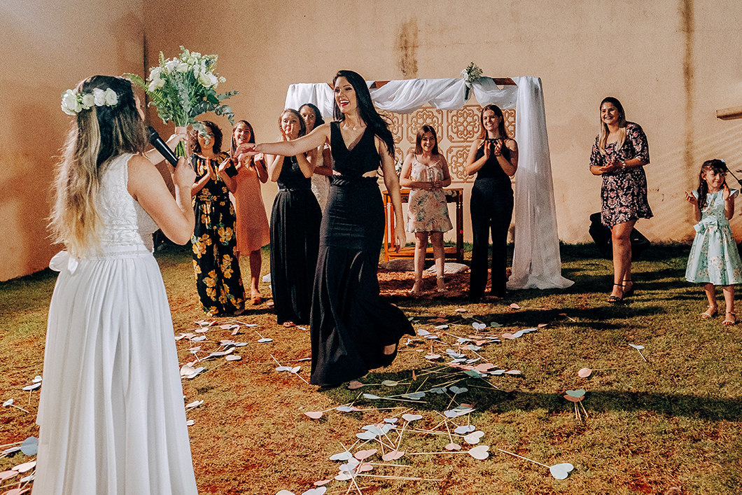 Momento da noiva entregando o buque para amiga momento de surpresa no casamento 