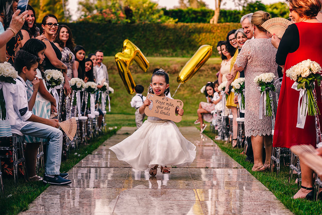 Fotografia engraçada da daminha de casamento externo 