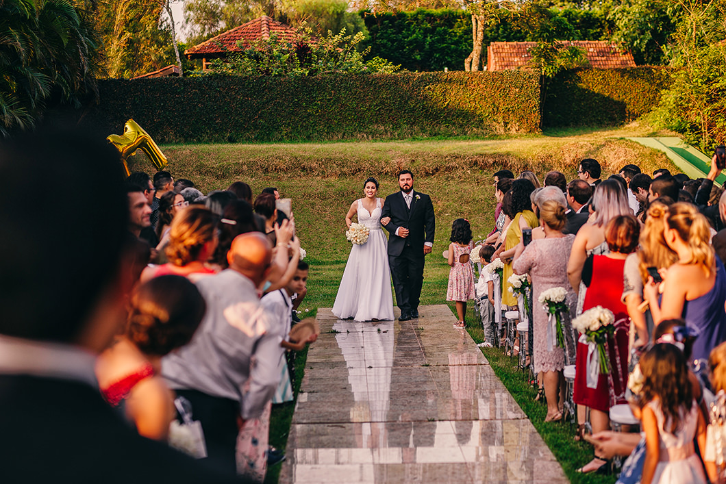 entrada da noiva em casamento externo durante o dia
