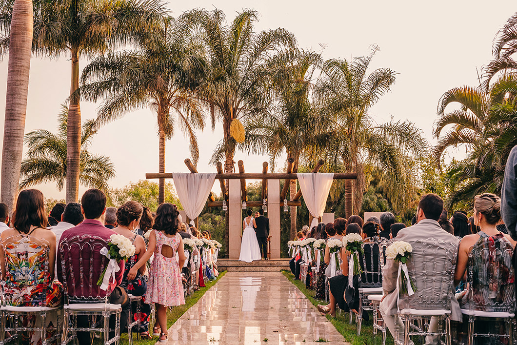 cerimonia de casamento ao ar livre no horario do por do sol 