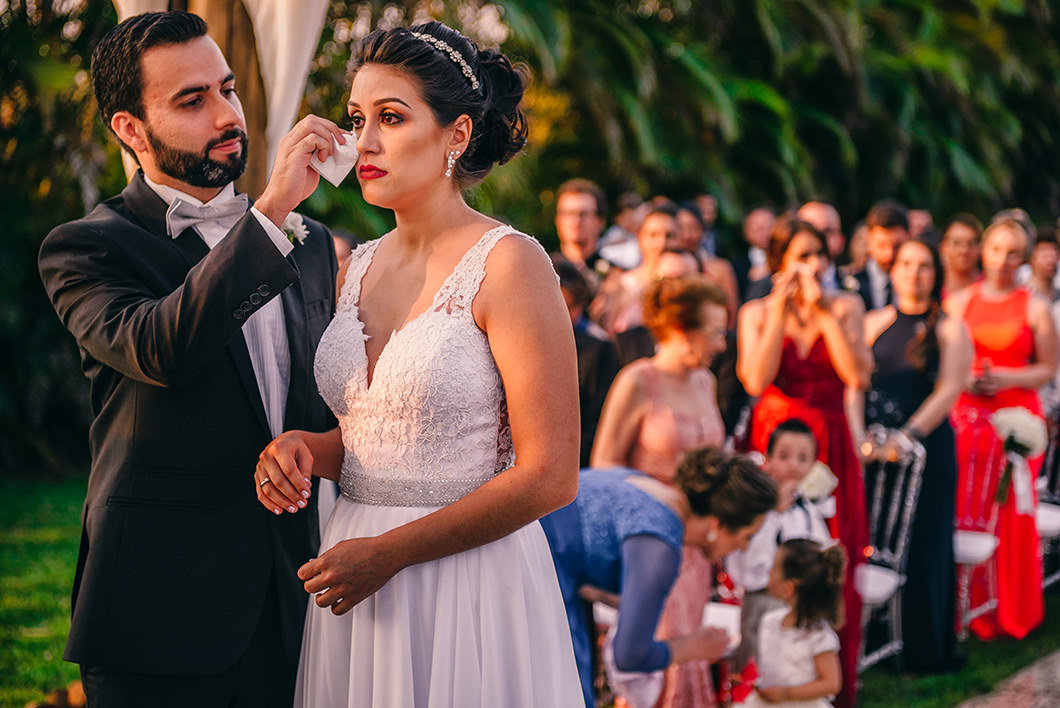 Fotografia de casamento  emocionante noivo limpando lagrima da noiva 