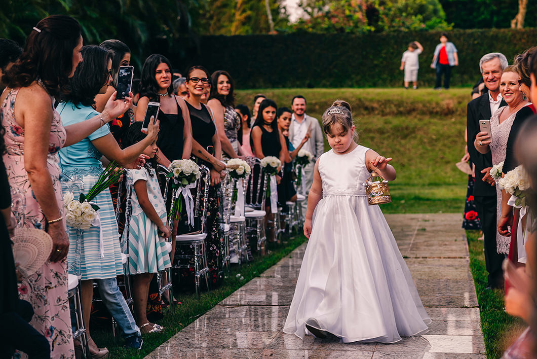 entrada de daminha da aliança  em casamento ao ar livre