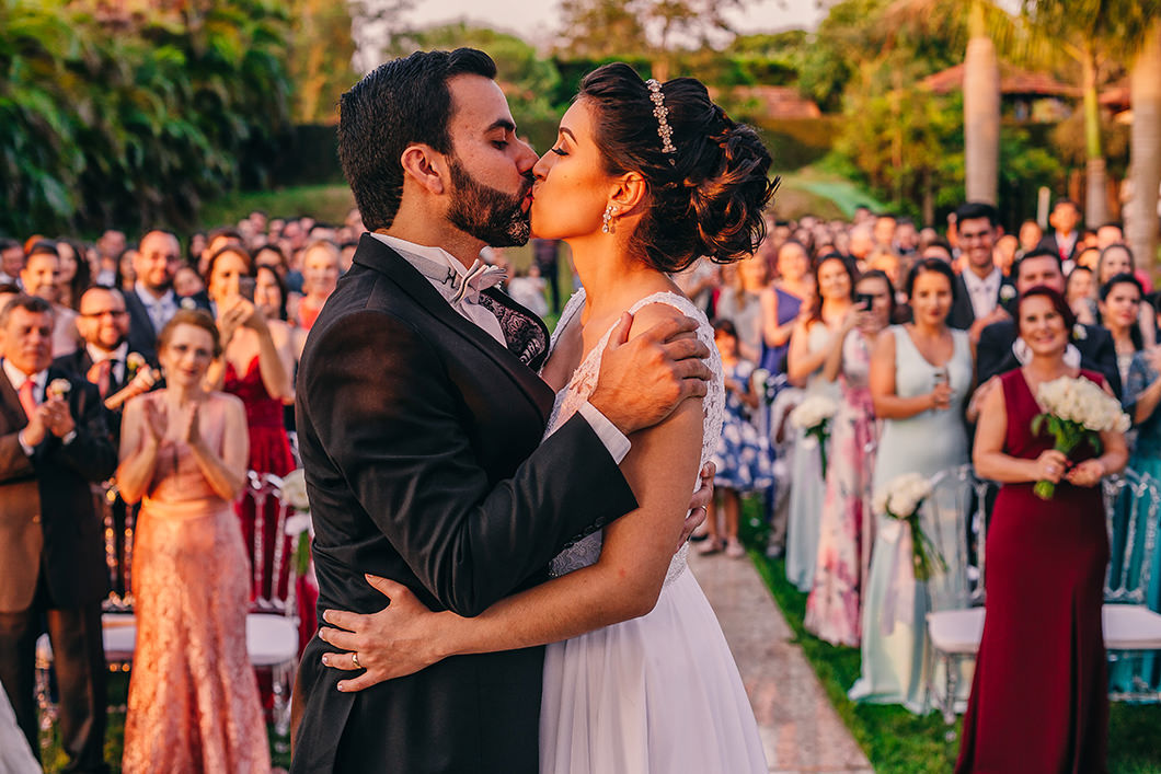 Foto do beijo dos noivos em Casamento Externo ao ar livre no Paraná