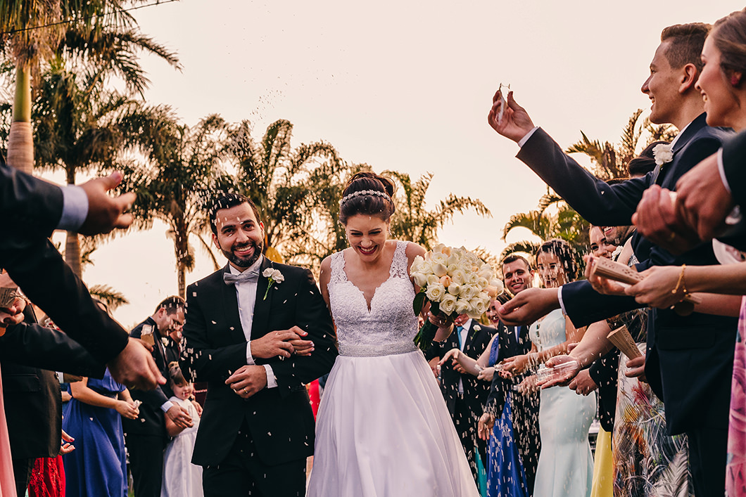 Rickardo Andrade fotografa saída dos noivos com chuva de arroz 