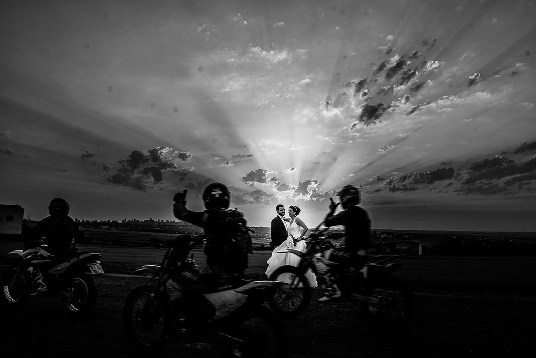 Foto divertida da saída fotografia dos noivos de Ricardo Andrade 