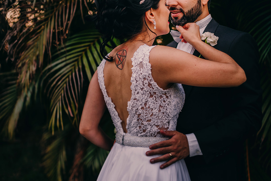 Foto de noivos durante casamento externo 
