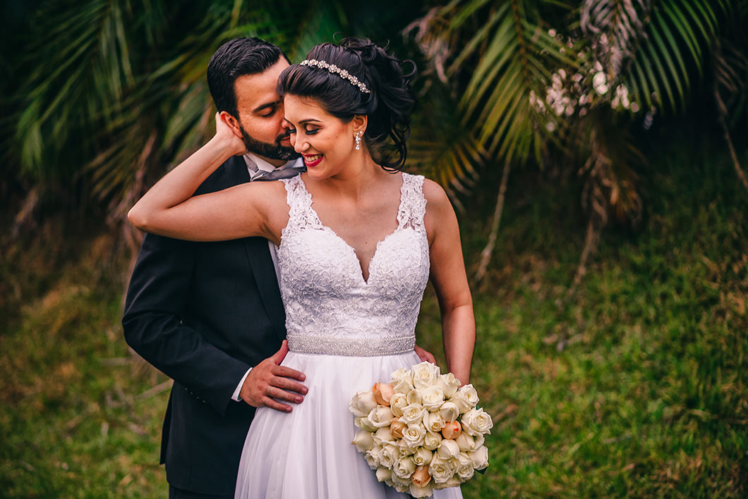 Saída fotografica  dos noivos em casamento diurno 