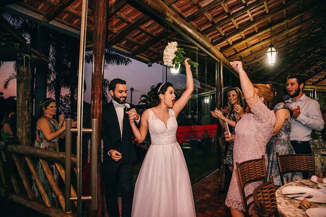 Chegada dos c]noivos em casamento Rústico em Fazendo Fazenda Maringá-PR