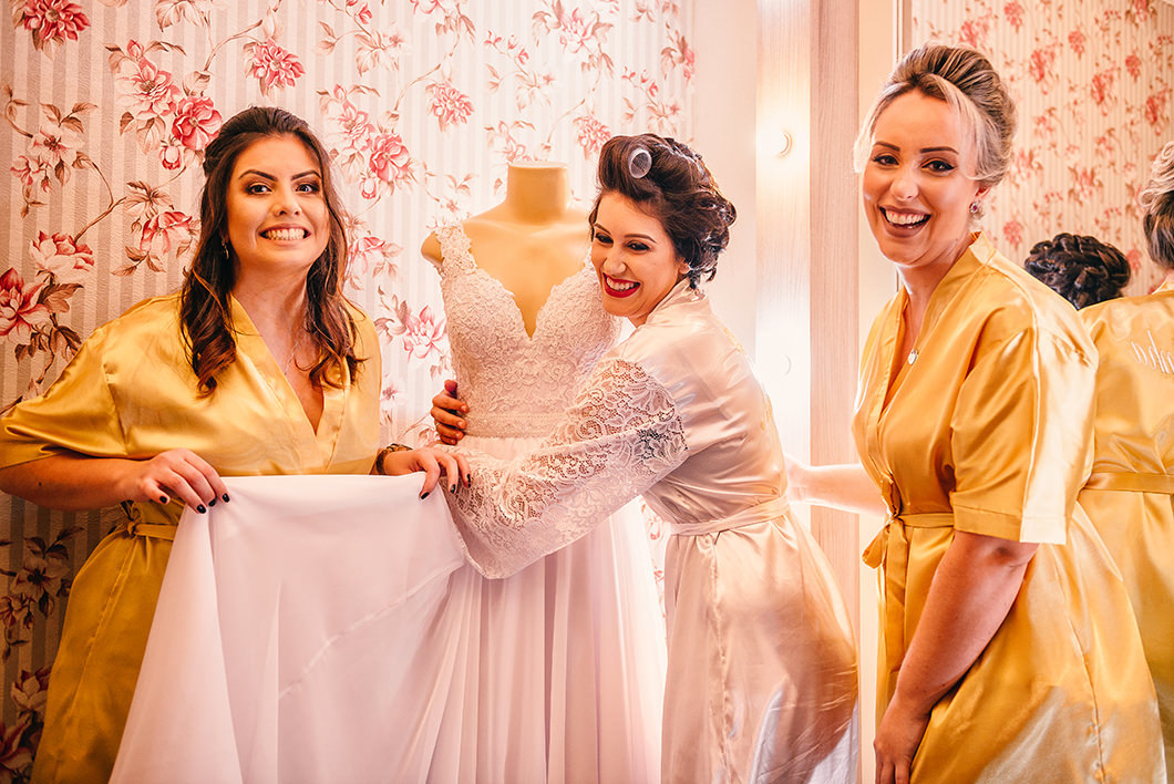 Fotografia divertida durante making of da noiva em um studio 