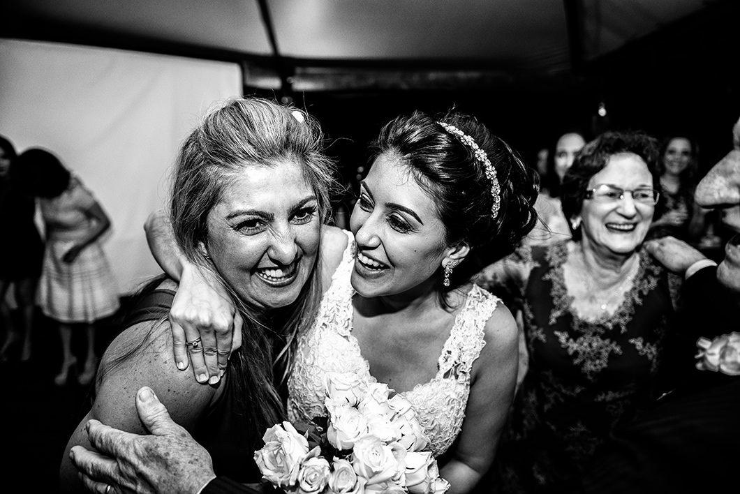 Foto da noiva jogando buque em Casamento Externo em Maringá-PR 