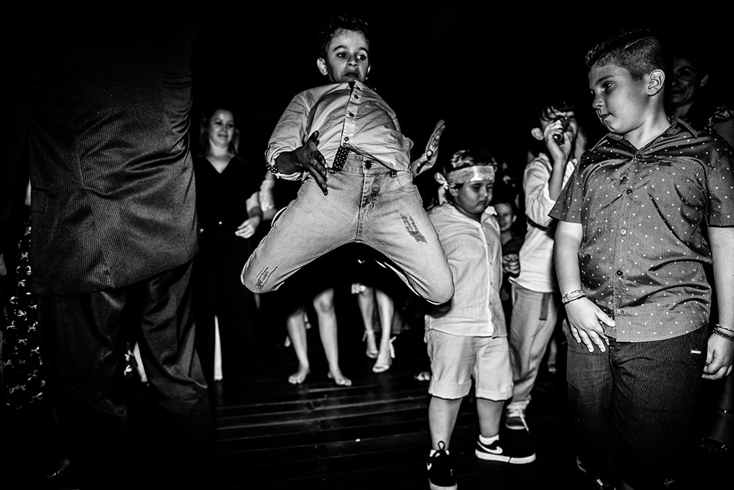 Fotojornalismo de Rickardo Andrade em fotos de balada de casamento 