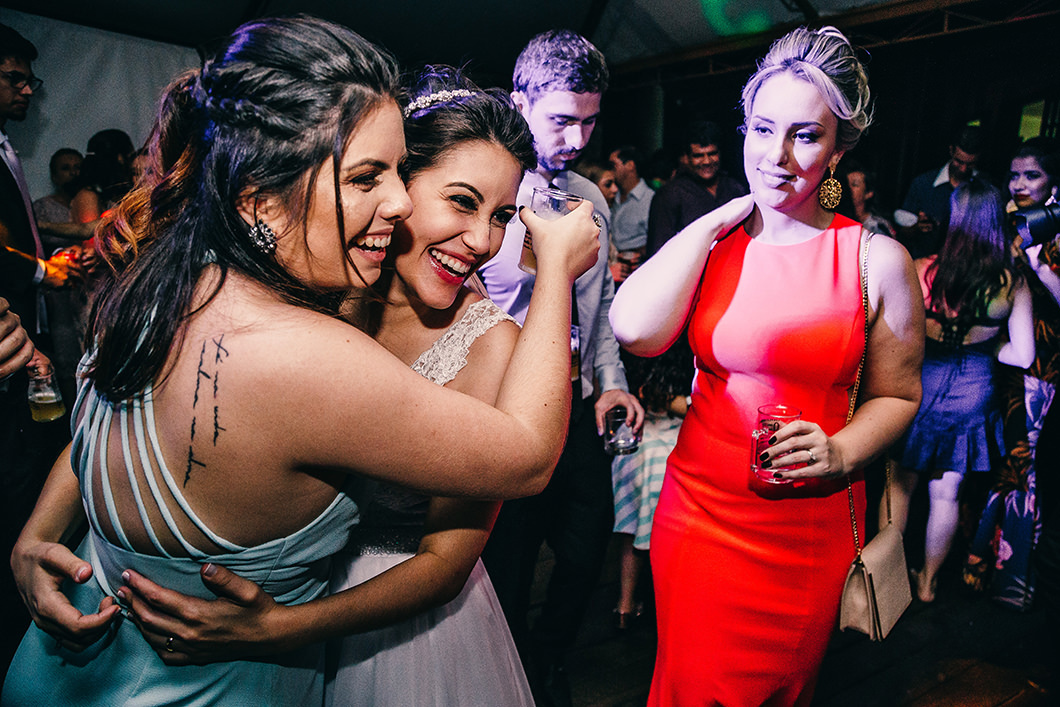 Foto espontânea da Noiva em balada de casamento 