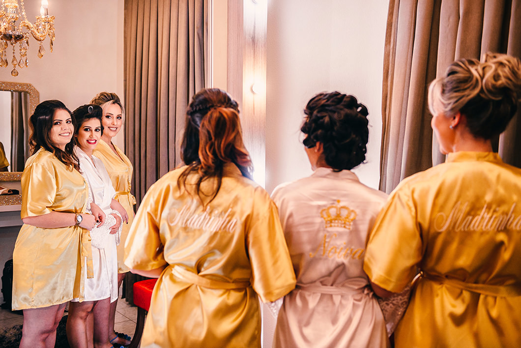 fotografia diferente da noiva com as madrinhas 