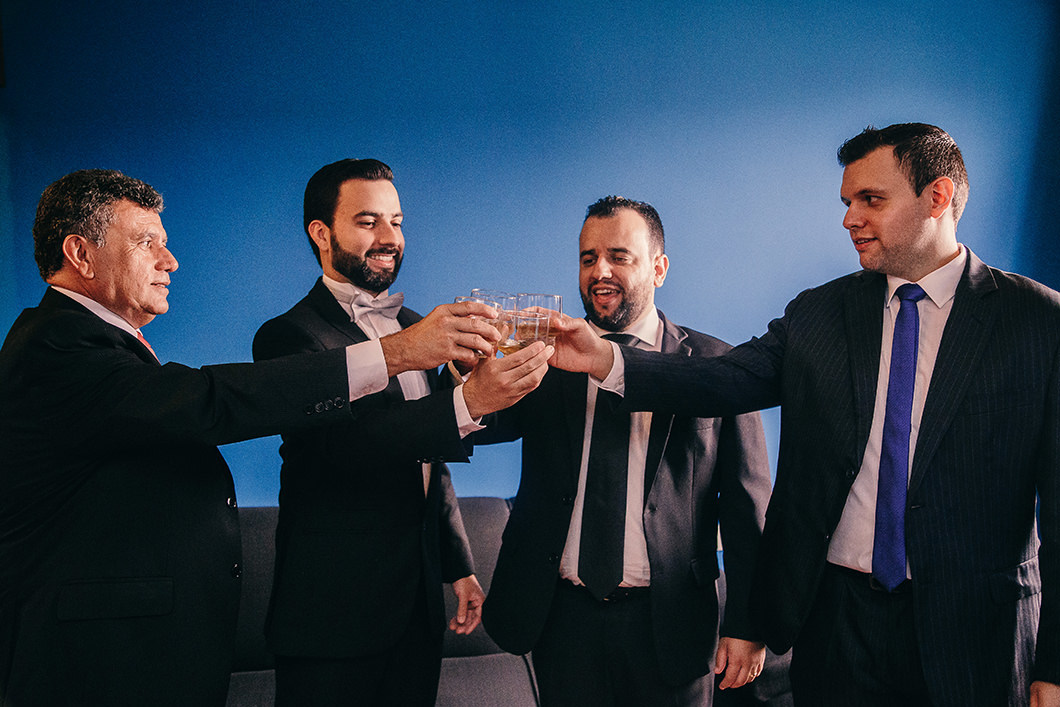 Foto de making of de noivo brindando com os amigos 