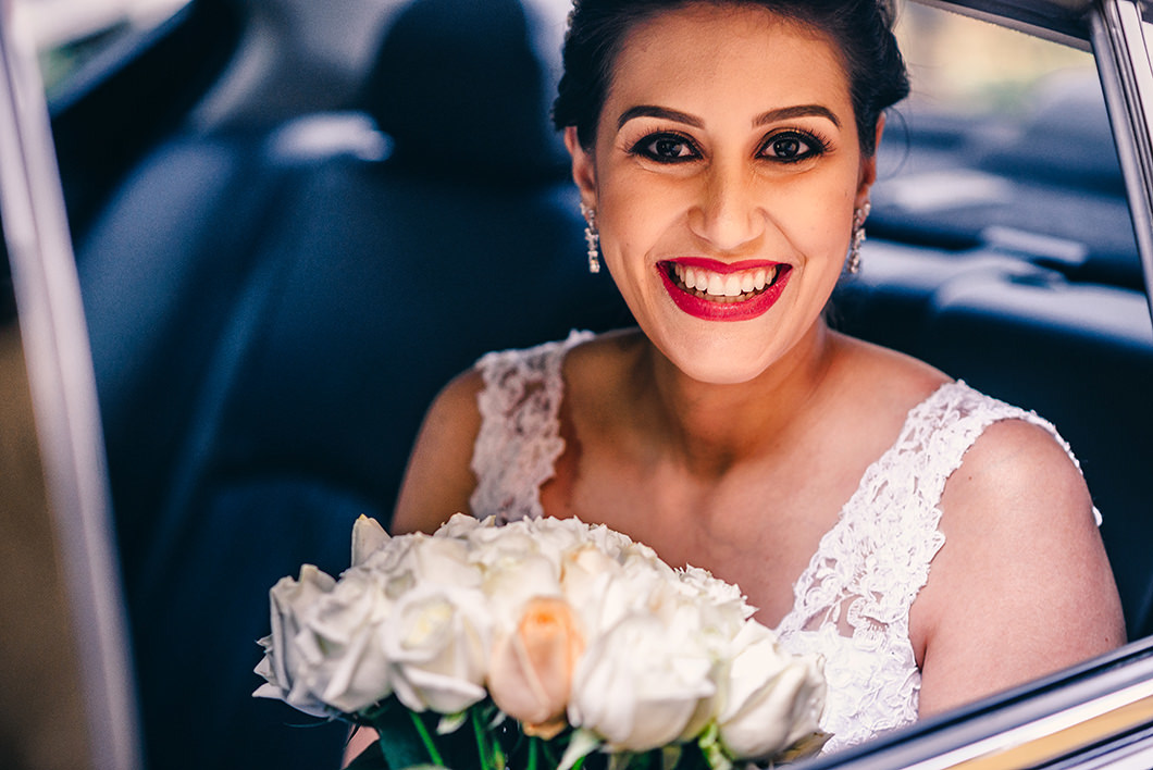 Fotografia de casamento foto da noiva aguardando no carro 