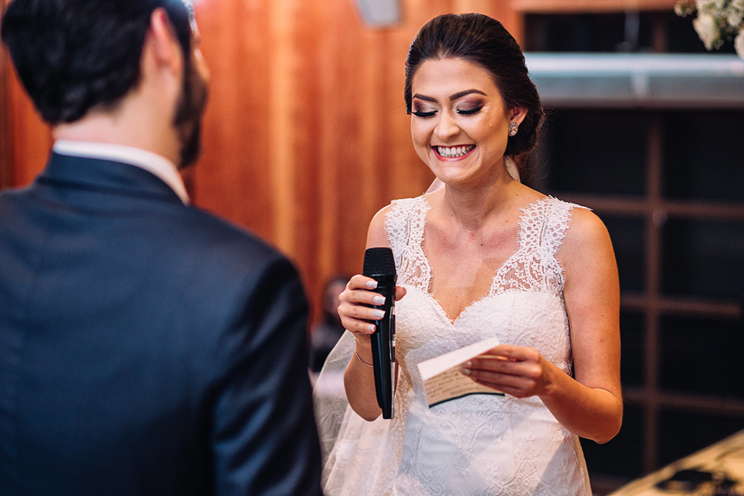 Noiva lendo votos para o noivo momento descontraído no casamento 