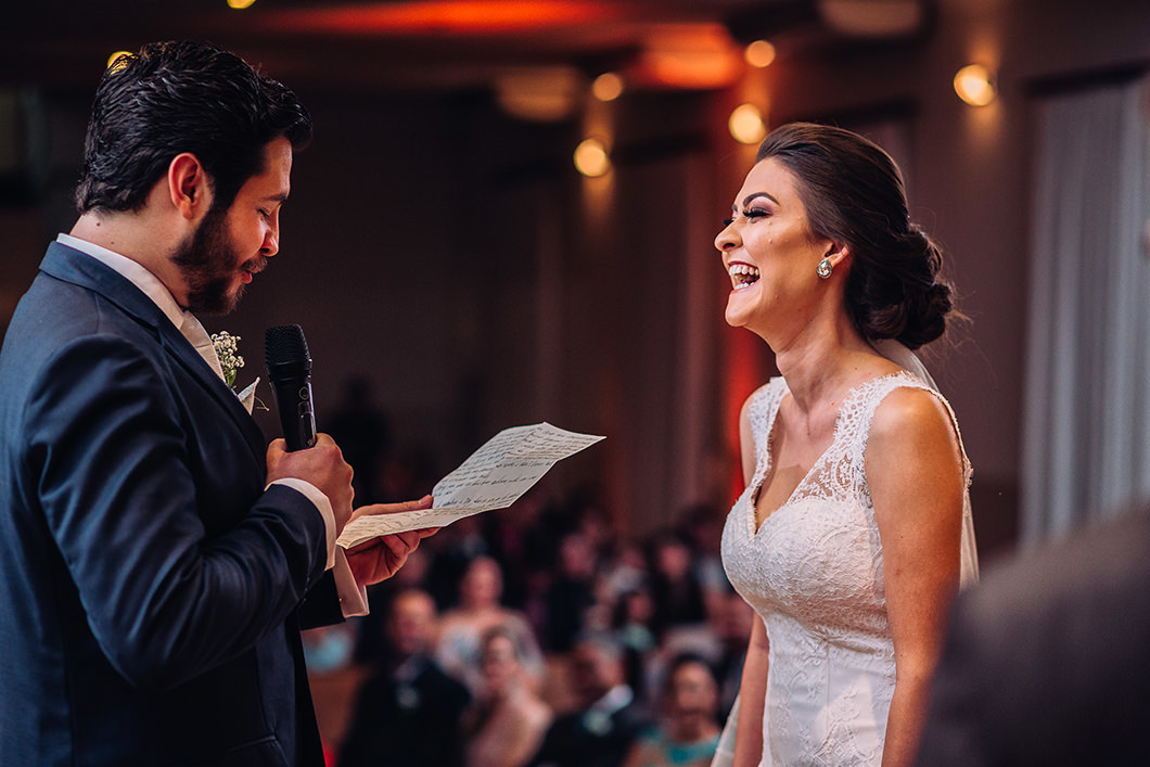 foto do noivo lendo seus votos engraçados durante o casamento, foto de Rickardo Andrade